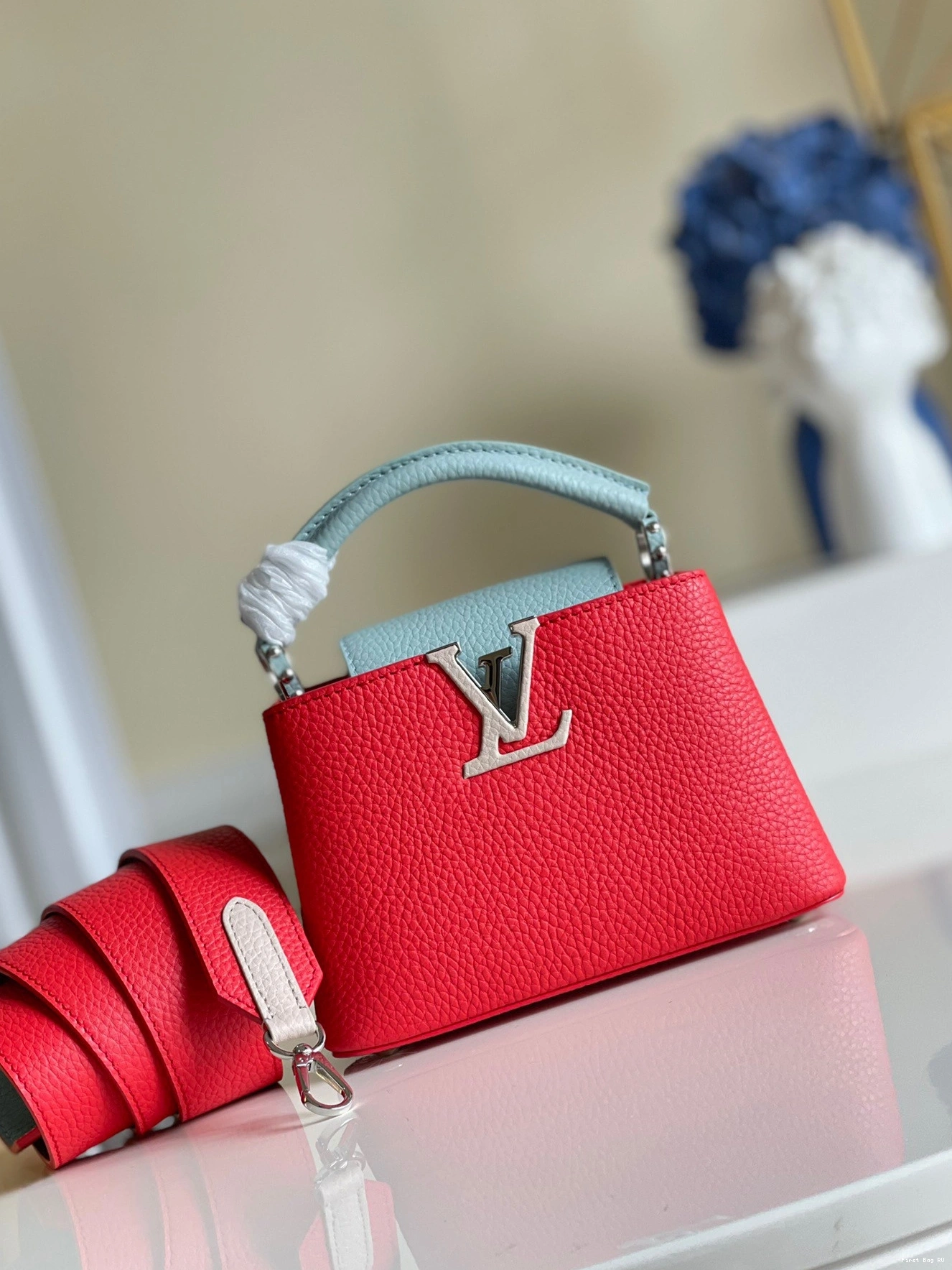 First bag ru MINI CAPUCINES VUITTON LOUIS 0805